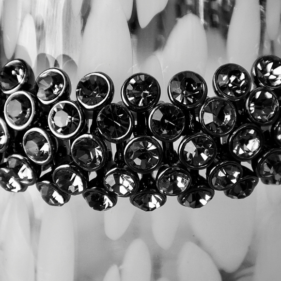 J. Crew Gunmetal Bezel Set Gray Smoke Rhinestone Crystal Stretch Bracelet NWOT - Picture 3 of 6